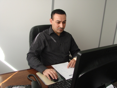 Les enquêtes sont ensuite prises en charge par l'un des douze analystes d'Intersud - ici Samir Talbi- qui procède à l'enquête de terrain.